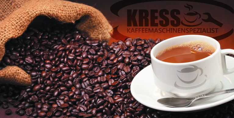 Kaffeetasse mit KRESS-Logo auf Kaffeebohnen